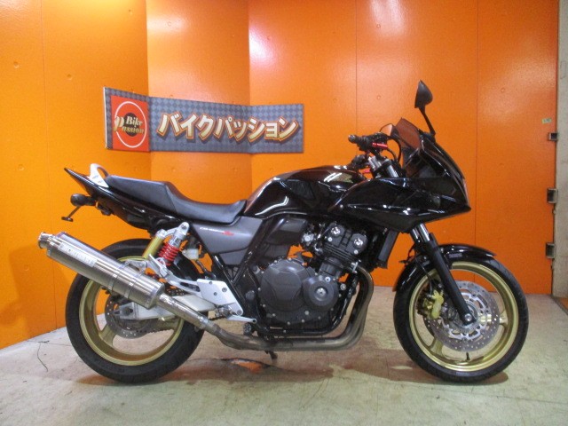 横から見てもこの通り状態グッド！カラーも人気の高いグラファイトブラック！Ｒ周りもすっきりフェンダレス